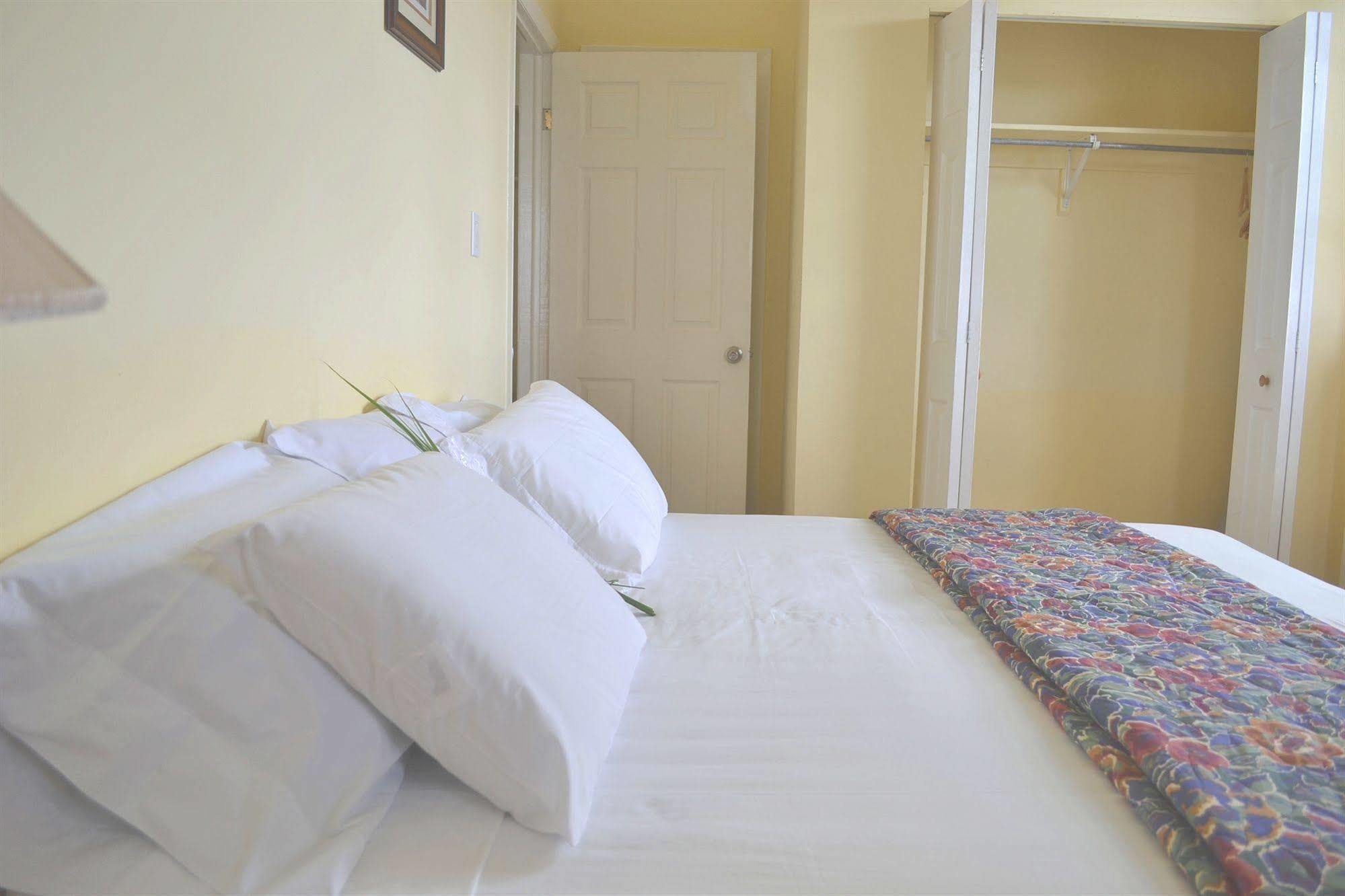 Paige Pond Country Inn St. John's Bagian luar foto